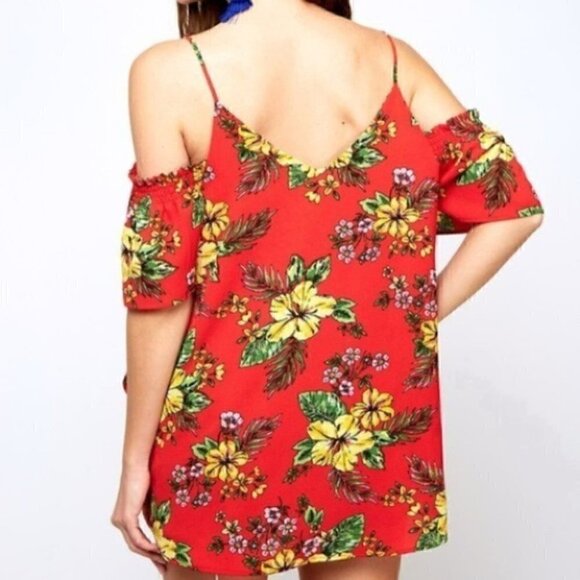 MUST HAVE FLORAL TOP - Picture 2 of 3